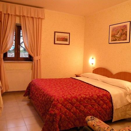 Albergo Ristorante Il Pescatore Villetta Barrea Szoba fotó