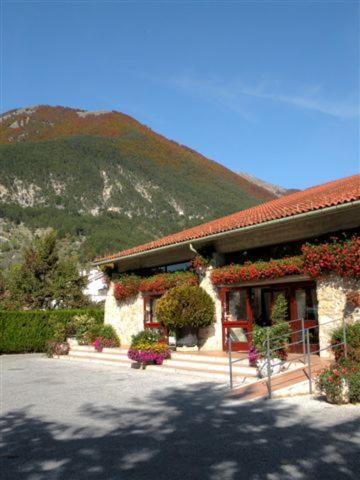 Albergo Ristorante Il Pescatore Villetta Barrea Kültér fotó